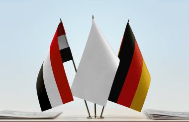 Alman bayrağı kağıtlarla beklemede 