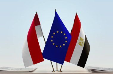 Monako Mısır ve eu bayrakları kağıtlarla ayakta duruyor