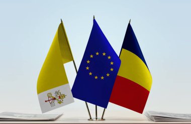 Vatikan Şehri Çad ve eu bayrağı kağıtlarla birlikte duruyor