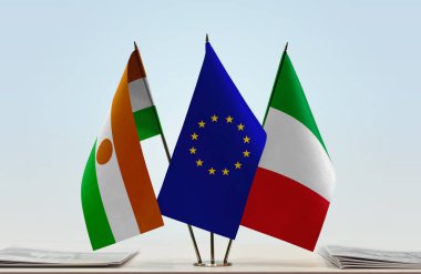 İtalya bayrağı kağıtlarla birlikte beklemede 