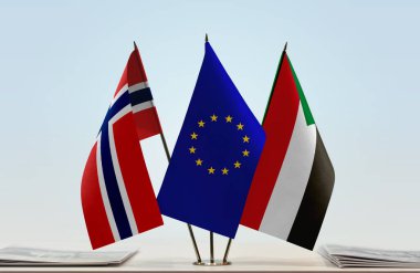 Norveç Sudan ve eu bayrakları kağıtlarla ayakta