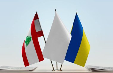 Lübnan, Ukrayna ve beyaz bayraklar masada gazeteler