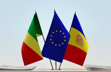 Andorra, Kongo Cumhuriyeti ve eu bayrakları evraklarla birlikte beklemede.
