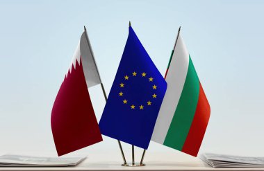 Katar Bulgaristan ve eu bayrağı kağıtlarla ayakta