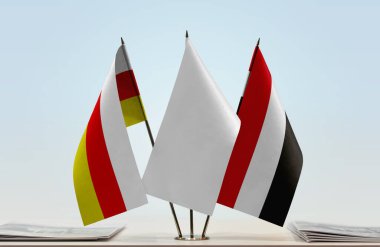 Güney Osetya Yemen ve beyaz bayraklar kağıtlarla ayakta