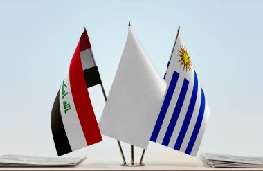 Irak ve Uruguay bayrakları evraklarla birlikte beklemede