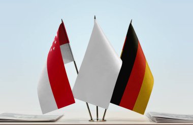 Alman bayrağı kağıtlarla beklemede 