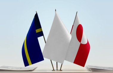 Curacao ve beyaz bayraklar kağıtlarla ayakta