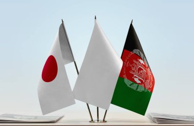 Japonya, Afganistan ve beyaz bayraklar masada gazeteler