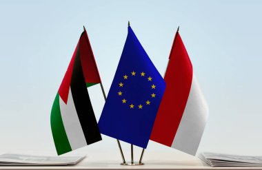 Jordan Monaco belgelerle ayakta duruyor  