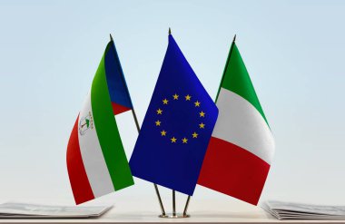 İtalya bayrağı kağıtlarla birlikte beklemede 