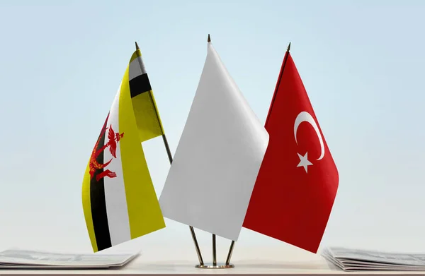 Flaggen Der Türkei Und Bruneis Stand Mit Papieren — Stockfoto
