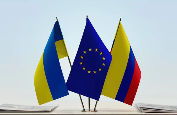 Ukraina Colombia Och Flagga Monter Med Papper — Stockfoto
