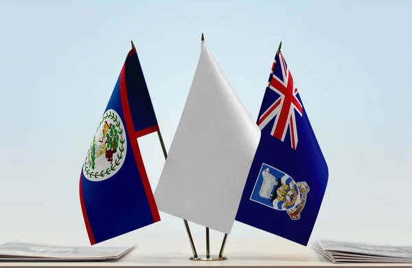 伯利兹 福克兰群岛和白旗站在讲台上 并附有文件 — 图库照片