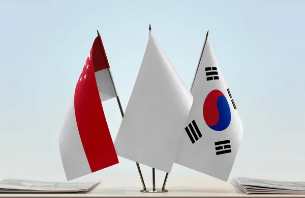 Güney Kore Singapur Bayrakları Tezgahta — Stok fotoğraf