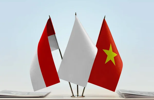 Indonezja Wietnam Białe Flagi Stoisku Gazetami Stole — Zdjęcie stockowe