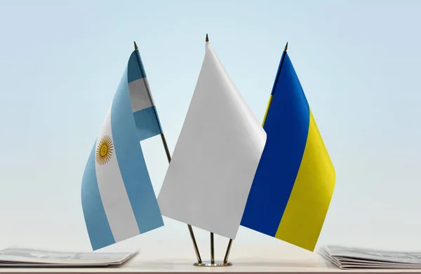 Argentina Ukraina Och Vita Flaggor Monter Med Tidningar Bordet — Stockfoto