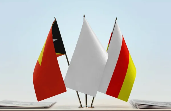 Timor Oriental Ossétie Sud Drapeaux Blancs Sur Stand Avec Journaux — Photo