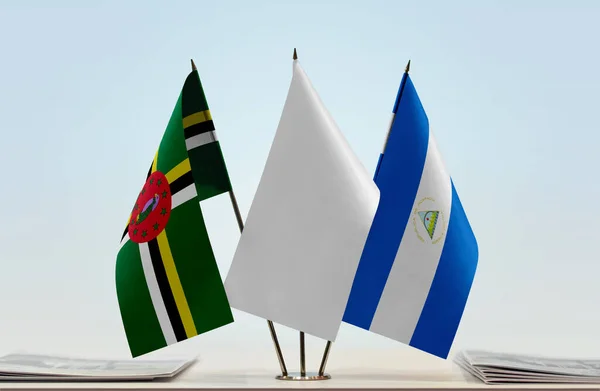 Прапори Домініки Нікарагуа Стоять Паперами — стокове фото
