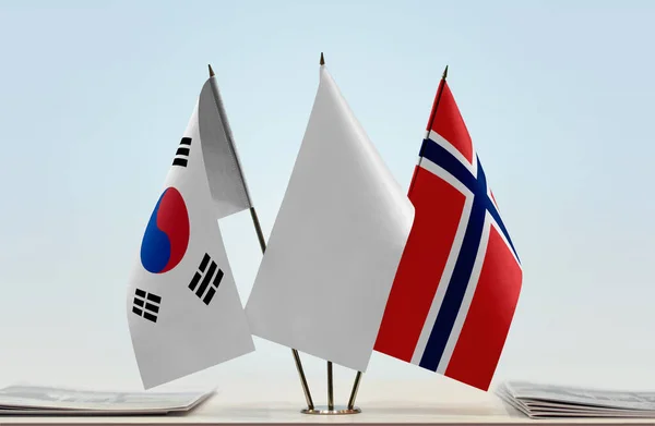 Norveç Bayrakları Kağıtlarla Ayakta Duruyor — Stok fotoğraf