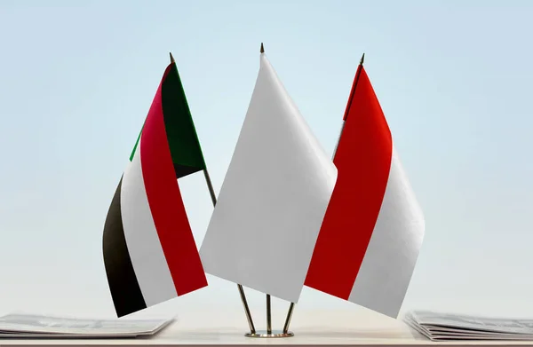 Флаги Индонезии Судана Стенде Бумагами — стоковое фото