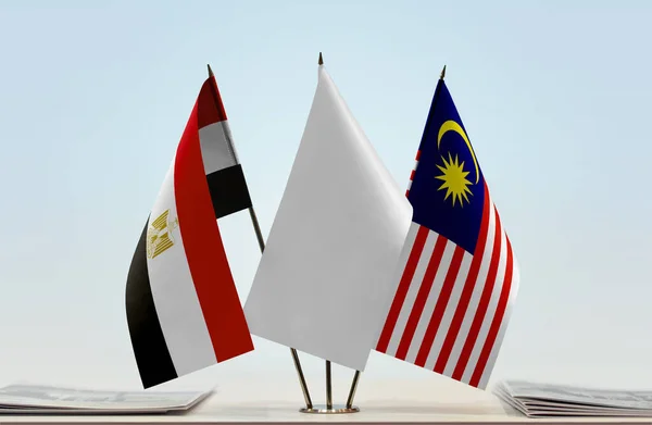 Egypten Malaysia Och Vita Flaggor Står Monter Med Tidningar Bordet — Stockfoto
