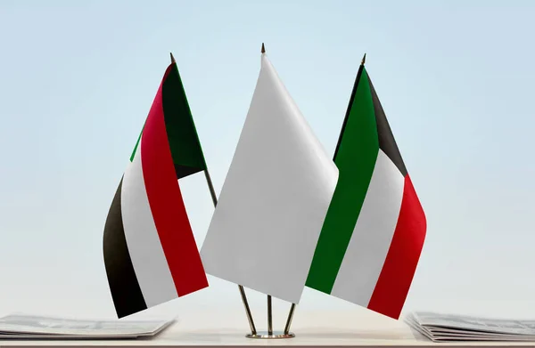 Sudan Kuwait Och Vita Flaggor Står Monter Med Papper — Stockfoto