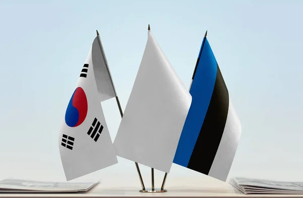 Güney Kore Estonya Bayrakları Gazete Bayrağına Asıldı — Stok fotoğraf