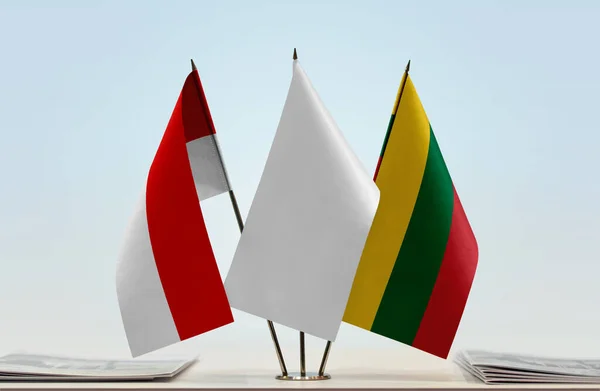 Flagi Indonezji Litwy Stoisku Dokumentami — Zdjęcie stockowe