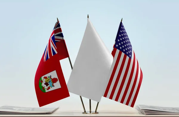Bermudas Banderas Blancas Stand Con Papeles — Foto de Stock