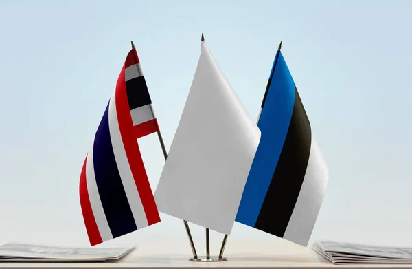 Bandeiras Tailândia Estónia Stand Com Papéis — Fotografia de Stock