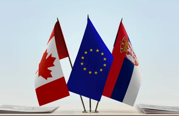 Kanada Serbien Flaggor Monter Med Papper — Stockfoto