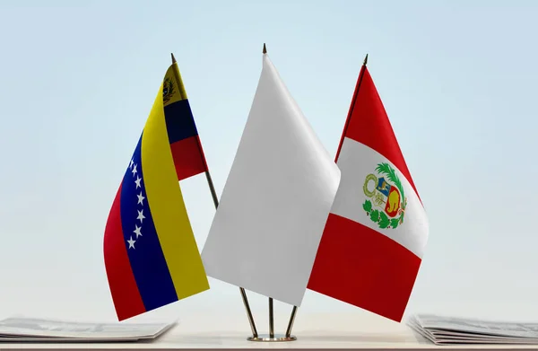 Βενεζουέλα Περού Και Λευκές Σημαίες Στάση Χαρτιά — Φωτογραφία Αρχείου