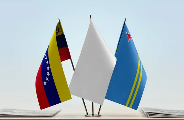 Venezuela Aruba Drapeaux Blancs Sur Stand Avec Des Papiers — Photo