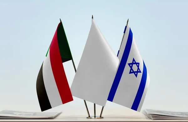 Израиль Судан Белые Флаги Стенде Бумагами — стоковое фото