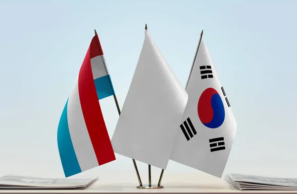 Lüksemburg Güney Kore Beyaz Bayraklar Kağıtlarla Ayakta — Stok fotoğraf