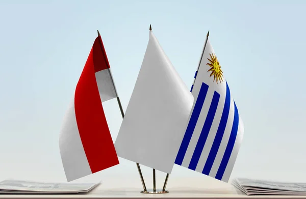 Banderas Indonesia Uruguay Stand Con Papeles —  Fotos de Stock