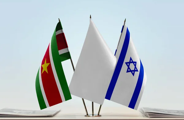 Ισραήλ Σουρινάμ Και Λευκές Σημαίες Στάση Χαρτιά — Φωτογραφία Αρχείου