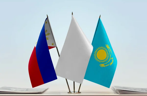 Filippinerna Kazakstan Och Vita Flaggor Monter Med Papper — Stockfoto