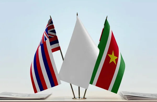 Χαβάη Σουρινάμ Και Λευκές Σημαίες Στο Περίπτερο Χαρτιά — Φωτογραφία Αρχείου