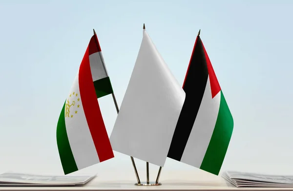 Таджикистан Палестина Белые Флаги Стенде Бумагами — стоковое фото