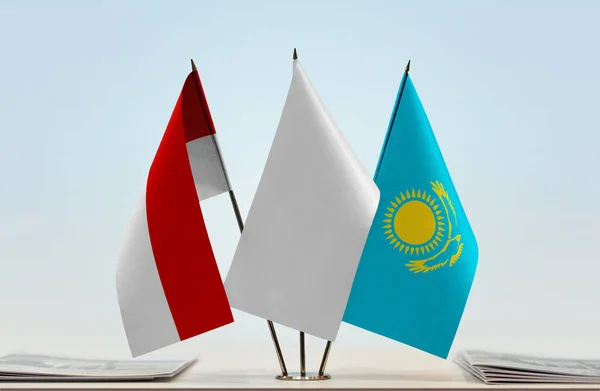 Indonezja Kazachstan Białe Flagi Stoisku Gazetami Stole — Zdjęcie stockowe