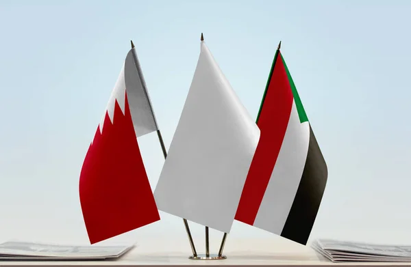 Bahrein Zuid Sudan Vlaggen Tribune Met Papieren — Stockfoto