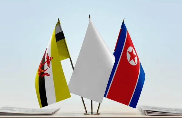 北朝鮮とブルネイの旗は紙で立っている — ストック写真