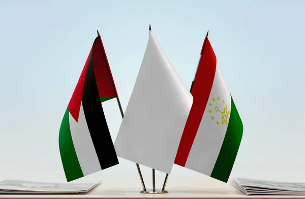 Иордания Таджикистан Белые Флаги Стенде Газетами Столе — стоковое фото