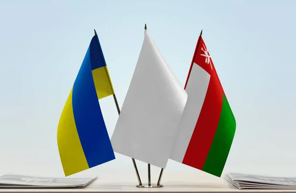 Ουκρανία Ομάν Και Λευκές Σημαίες Στάση Εφημερίδες Στο Τραπέζι — Φωτογραφία Αρχείου
