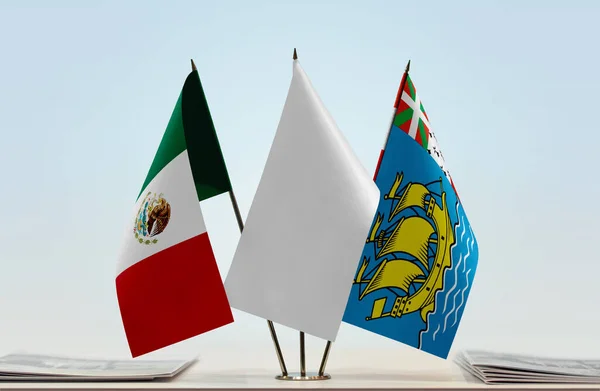 México San Pedro Miquelón Banderas Stand Con Papeles — Foto de Stock