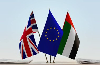 GB BAE ve eu bayrağı kağıtlarla birlikte beklemede