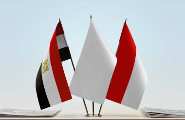 Mısır, Endonezya ve beyaz bayraklar masada gazeteler