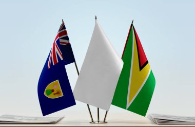 Turks ve Caicos Adaları Guyana ve beyaz bayraklar kağıtlarla birlikte  